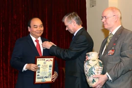 阮春福总理与俄越友好协会和俄罗斯援越老军事专家协会代表举行会面