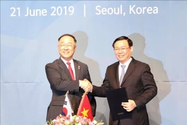 越韩副总理级经济合作对话第一次会议在首尔召开
