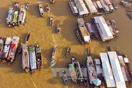 芹苴市举行丐冷水上集市旅游节