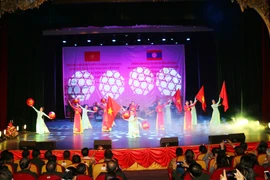 越南人民军第五军区文工团受邀参加庆祝老挝人民军建军70周年文艺演出