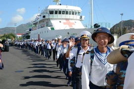 向长沙群岛驻岛官兵和居民送年货