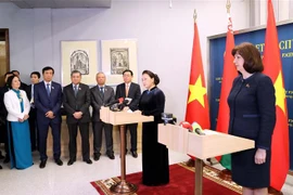 越南国会主席阮氏金银和白俄罗斯上院主席会见记者