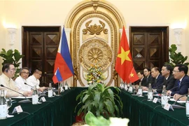 越南政府副总理兼外交部长范平明同菲律宾外交部长举行会谈