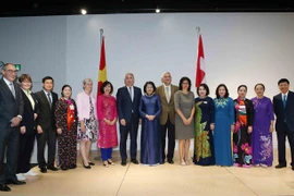 越南国家副主席邓氏玉盛在瑞士会见越南知识分子代表