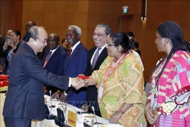 越南政府总理阮春福会见中东和非洲各国驻越大使