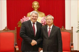 越共中央书记处常务书记陈国旺会见捷克和摩拉维亚共产党主席菲利普