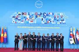 越南政府总理阮春福出席东盟与韩国伙伴关系30周年纪念峰会首场会议