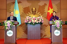 越南国会主席阮氏金银与哈萨克斯坦议会下院议长尼格马图林举行会谈
