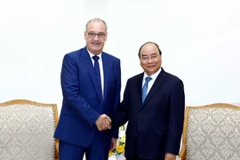 政府总理阮春福会见瑞士经济、教育及科研部长