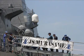 日本海上自卫队两艘军舰访问越南金兰湾港口