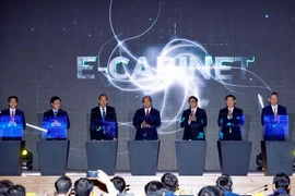 越南政府总理阮春福主持召开电子内阁会议