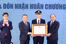越南政府总理阮春福出席越南航空总公司919飞行团成立60周年纪念活动