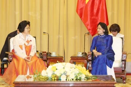 越南国家副主席邓氏玉盛会见朝鲜越南友好协会代表团