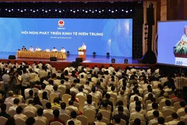 越南政府总理阮春福：使中部重点经济区成为发展动力