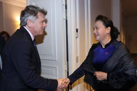 越南国会主席阮氏金银会见法国共产党全国书记法比安鲁塞尔