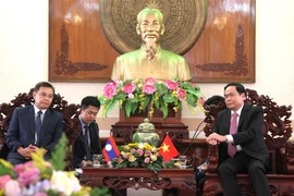越南祖国阵线中央委员会主席陈青敏会见老挝建国阵线代表团