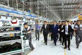 越南国会副主席冯国显视察海防市沥县国际港口和参观VinFast生产厂