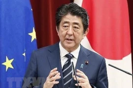 日本首相承诺与东盟合作解决海洋垃圾问题与保护自由贸易和航行秩序