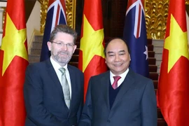 越南政府总理阮春福会见澳大利亚参议院议长