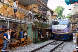 坐在铁道边喝咖啡：新奇但隐患重重 
