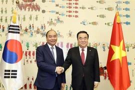  越南政府总理阮春福会见韩国国会议长文喜相