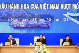  越南政府总理阮春福出席越南外贸进出口额达到5000亿美元的仪式