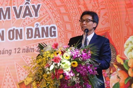 武德儋副总理向北宁省劳动者、贫困者和橙剂受害者送上春节慰问品
