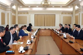 胡志明领导会见马来西亚政府原产业部部长郭素沁