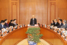 阮富仲主持召开越共十三大文件起草小组第一次会议