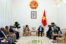 阮春福总理会见南非国防部部长诺西维薇·马皮萨·恩卡库拉