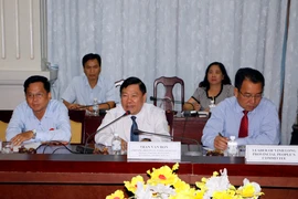 美国国会议员助理工作代表团访问越南永隆省