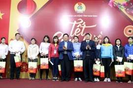 越南政府和国会领导春节前开展走访慰问送温暖活动