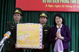 越南国家副主席邓氏玉盛出席广治省“边疆促团结迎新春”活动