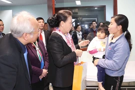 越南国会主席阮氏金银看望中央儿童医院癌症儿童并赠送慰问品