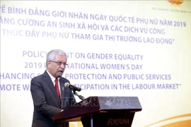 着力改善民生 提高公共服务水平 鼓励妇女积极参与劳务市场