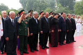 越南党和国家领导人向英雄烈士敬献花圈