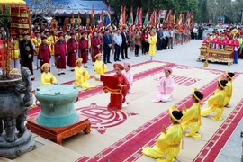 上香缅怀妪姬国母的功德