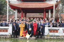 阮富仲同旅外越侨放鱼送灶神上天