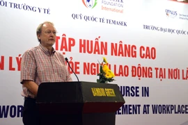 越南与新加坡合作加强员工健康管理 响应劳动卫生安全行动月