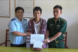 一自老挝贩运毒品至越南疑犯过海关时被抓