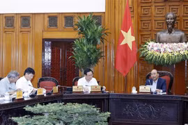 越南政府总理阮春福主持召开越共十三大经济社会常设小组会议