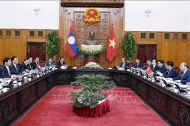 越南政府总理阮春福与老挝总理通伦·西苏里举行会谈