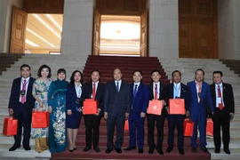 越南政府总理阮春福会见红星奖获奖青年企业代表