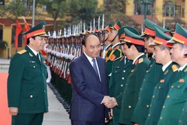越南人民军建军75周年：政府总理阮春福走访坦克装甲兵种