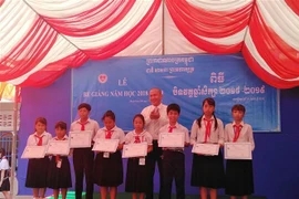 旅居柬埔寨越南侨胞子女的新进小学校举行2018-2019学年结业典礼