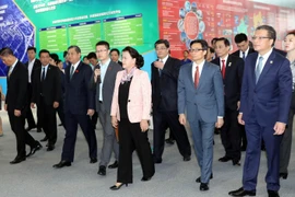 越南国会主席阮氏金银参观中国中关村科技会展中心