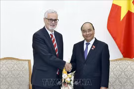 阮春福总理会见德国驻越大使吉多•希尔德纳