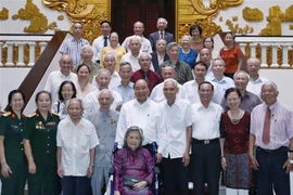 政府总理阮春福会见胡伯伯身边工作的服务人员