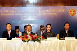 阮氏金银与泰国国会下议院议长川•立派共同召开新闻发布会