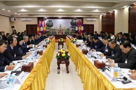  张和平副总理访问老挝 与老挝副总理会谈